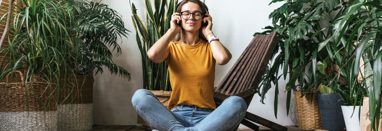 Man op bakfiets met twee kinderen in de bak voorop
