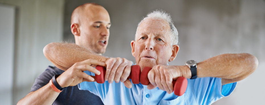 Oudere man met gewichten aan het sporten