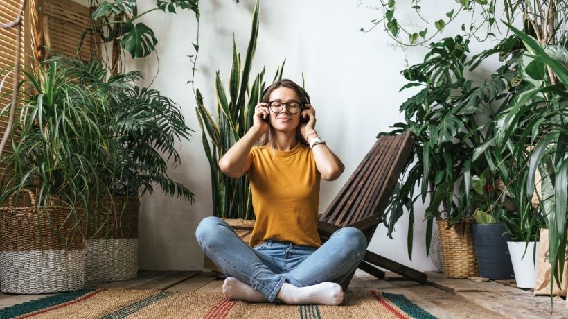 Man op bakfiets met twee kinderen in de bak voorop