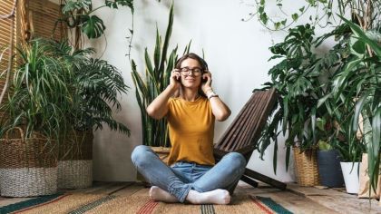 Man op bakfiets met twee kinderen in de bak voorop