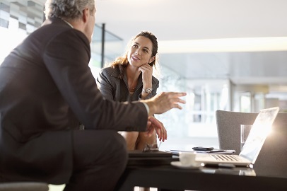 man en vrouw hebben een gesprek in kantoorsetting