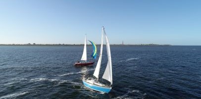 2 zeilboten op open water onder een heldere blauwe lucht 