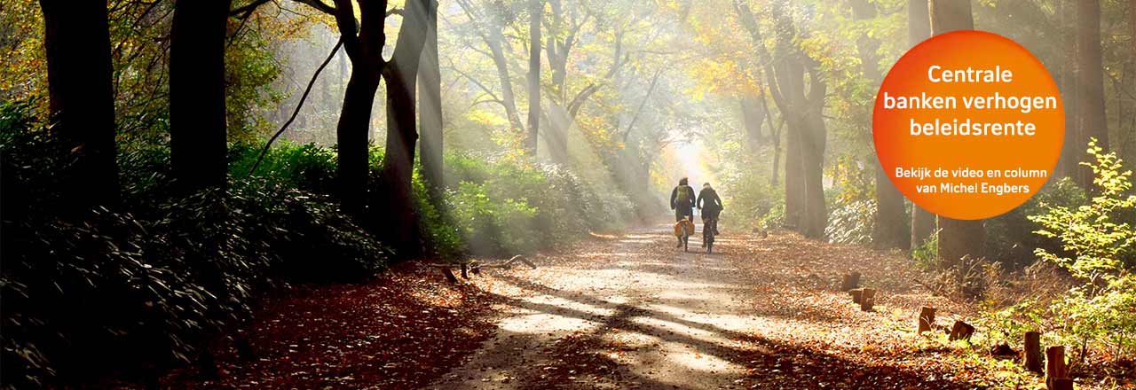Herfstbeeld fietsende mensen