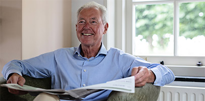 Guus leest de krant