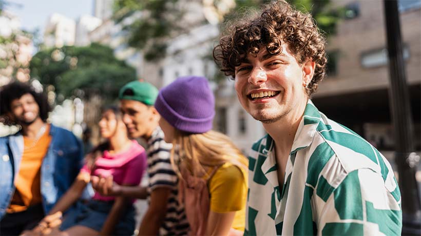 Gen Z buiten aan het chillen