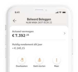 Beleggingsapp op smartphonescherm toont optie 'Geld storten' prominent, naast huidig vermogen van €7.392,11 en jaarrendement van +€240,15. Andere opties zijn Overboeken en Meer Beleggingsapp op smartphonescherm toont optie 'Geld storten' prominent, naast huidig vermogen van €7.392,11 en jaarrendement van +€240,15. Andere opties zijn Overboeken en Meer