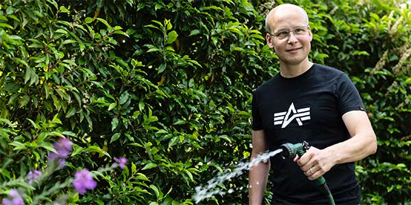 Maarten geeft planten water