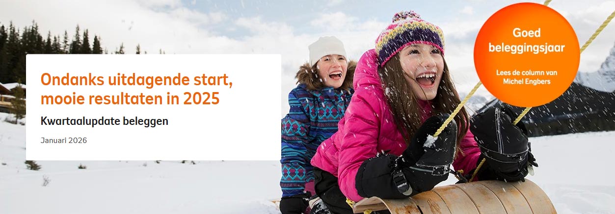 Meiden spelen in sneeuw