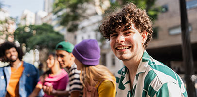 Gen Z buiten aan het chillen