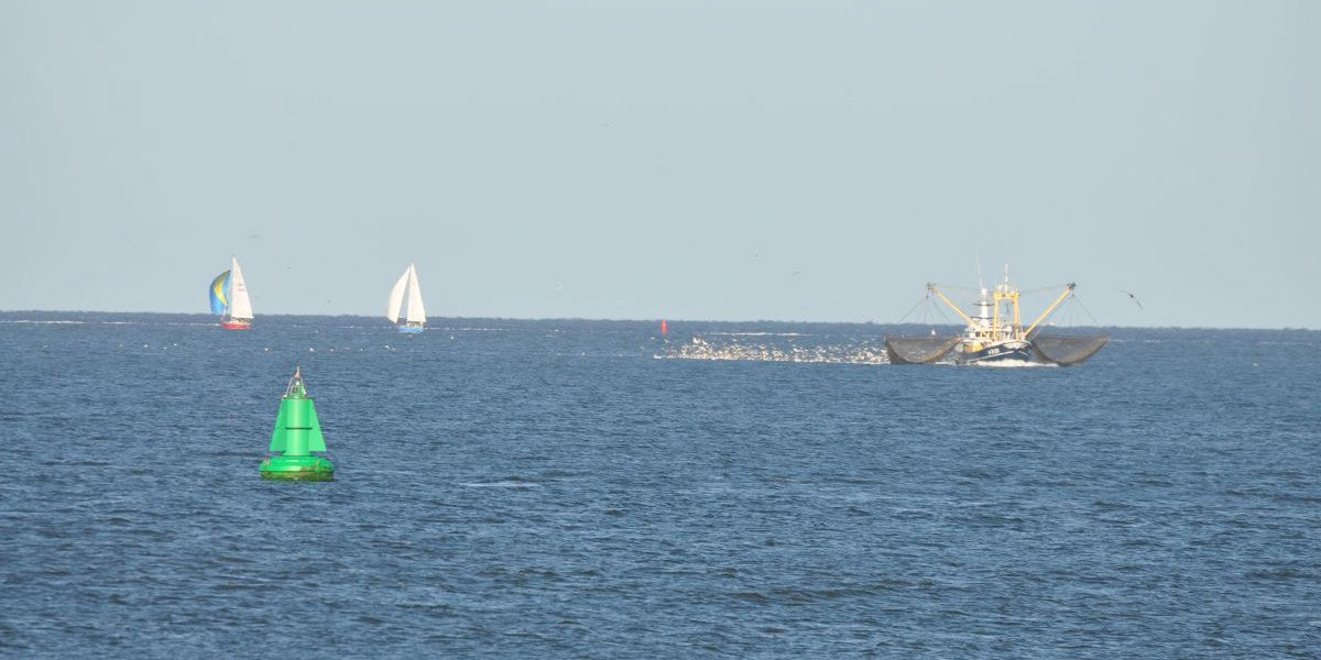 Groene boei, zeilboten en beroepsvaart op open water, voorbeeldsituatie bij vaarregels voor beginners.