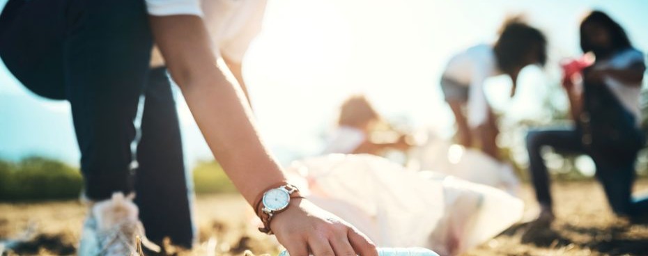 Een persoon die afval recycled