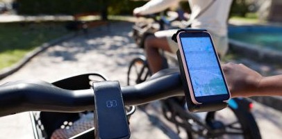 Een fiets met 2 houders, in een houder staat een mobiele telefoon