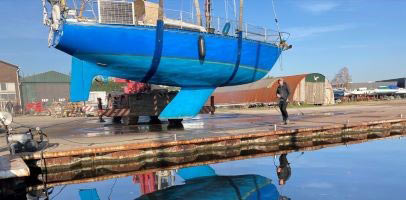 Een blauwe boot die op het droge staat in de jachthaven