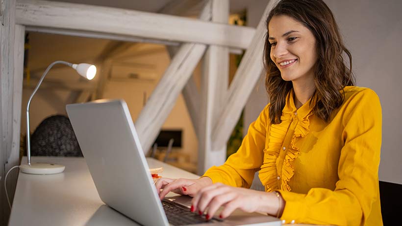 Lachende vrouw met laptop