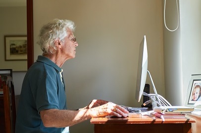Man achter computer