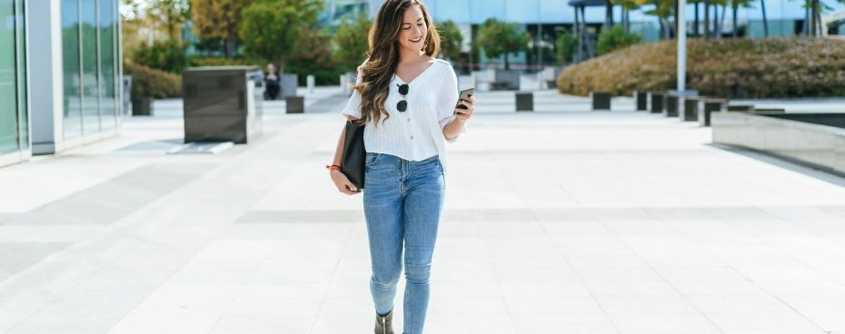 Jonge dame die lopend onderweg is in een stedelijke omgeving