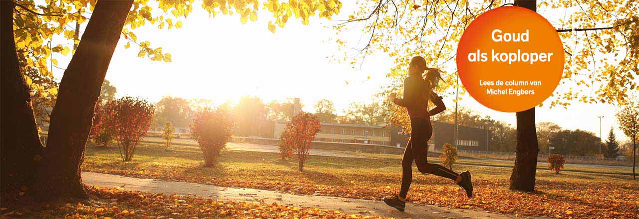 Vrouw loopt hard in park