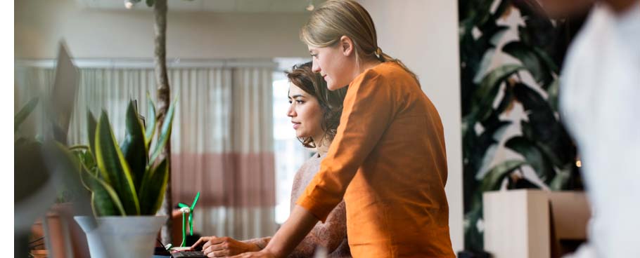 Twee vrouwen overleggen bij laptop Twee vrouwen overleggen bij laptop