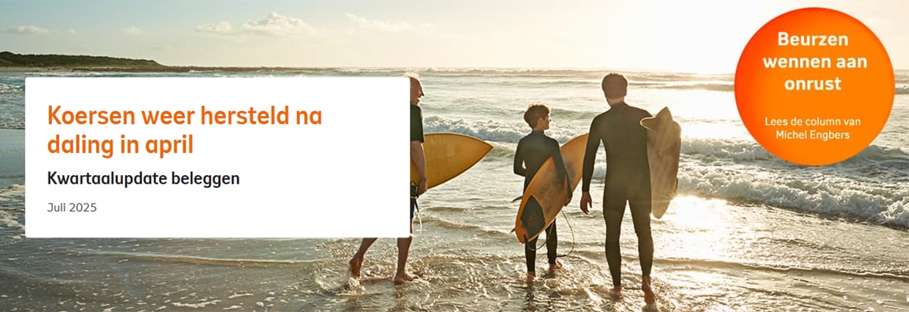 Mannen met surfplank op het strand Mannen met surfplank op het strand