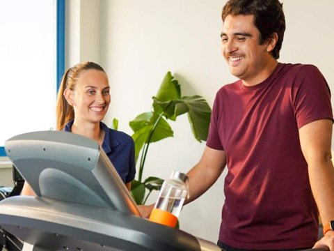 Fysiotherapie: dit dekt je basisverzekering of aanvullende zorgverzekering