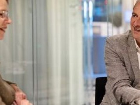 Maurice Koopman (CEO Schade & Inkomen) in gesprek met Petrouschka Werther (Ministerie van Infrastructuur en Waterstaat)