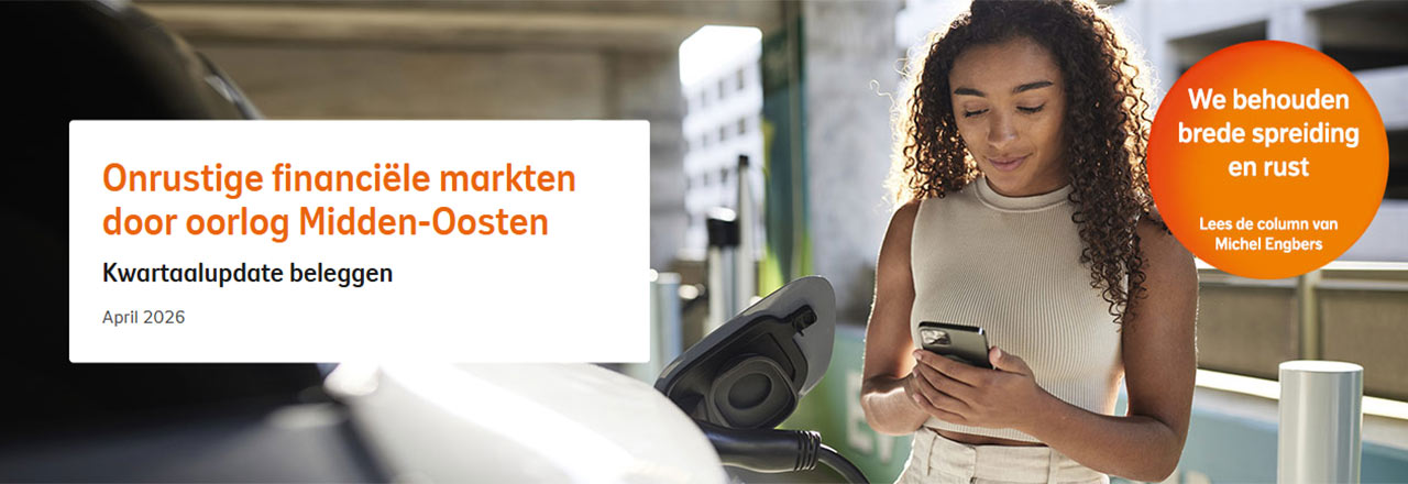 Jonge vrouw laadt elektrische auto op en kijkt naar mobiele telefoon. Oranje bol met tekst: We behouden brede spreiding en rust. Lees de column van Michel Engbers