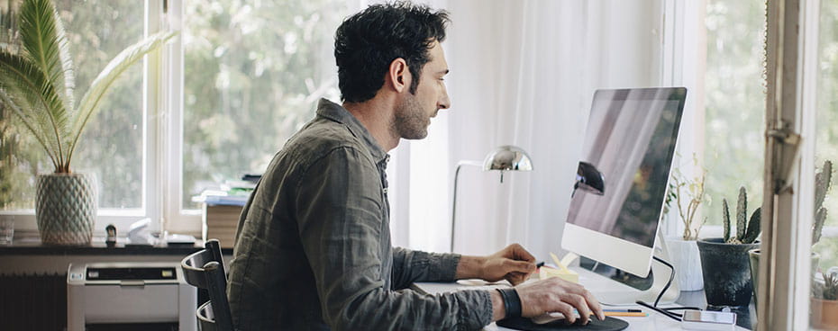 Man stelt op computer zijn levenstestament op.