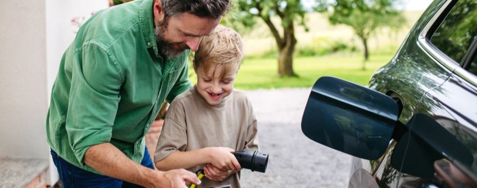 Opladen van een elektrische auto thuis, symbool voor veranderingen in vervoer en regelgeving