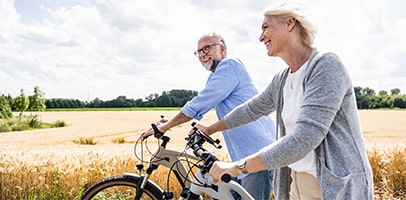 Oudere man en vrouw op de fiets
