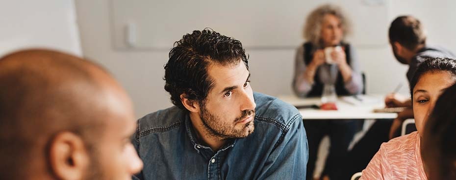 Collega's in gesprek aan tafel