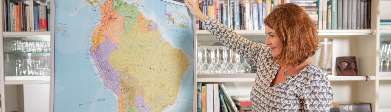 Klant van Nationale-Nederlanden Jeannette belegt bij Beheerd Beleggen om elke 5 jaar een wereldreis te maken. Zij staat voor de kaart van Zuid-Amerika.