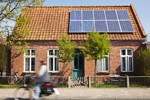 Huis met zonnepanelen op het dak.