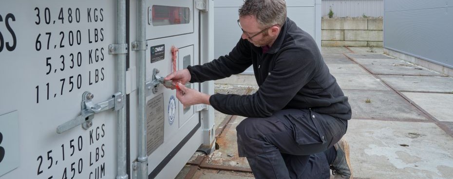 Een man zit op z'n kniën voor energieopslagsystemen